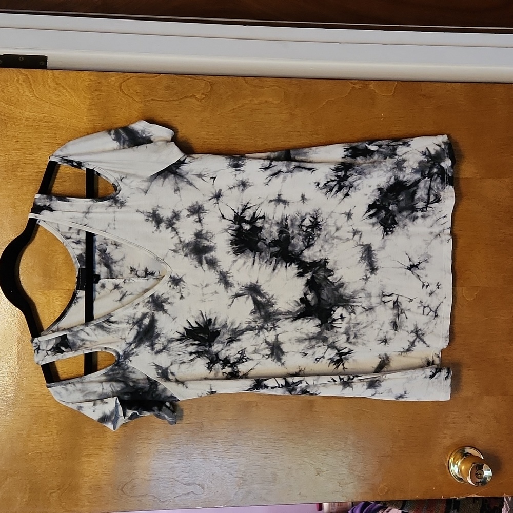 Torrid Size 0 tee, black and white tie-dye, cold shoulder, short sleeve